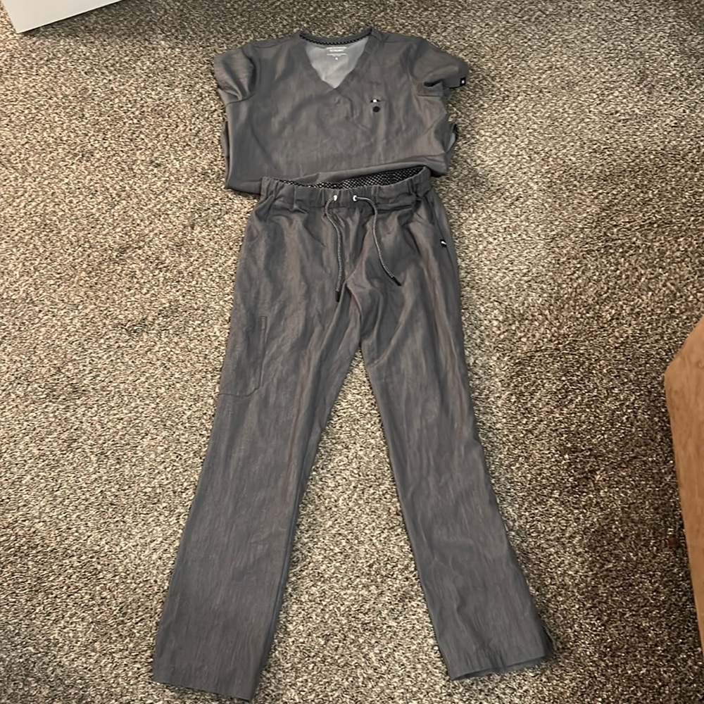 Women’s medical scrubs